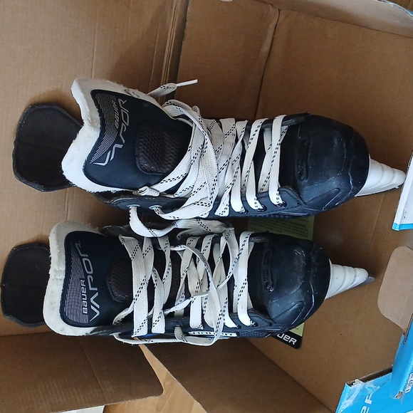 Bauer Vapor Volt Hockey Skates - Picture 6 of 6